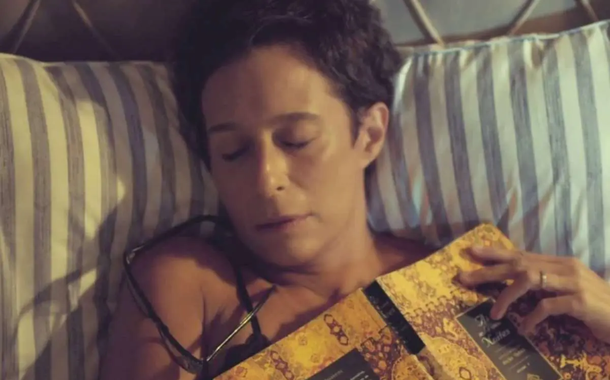 Personagem da novela Um lugar ao sol se masturba e reacende debate (Foto: Reprodução) Personagem da novela Um lugar ao sol se masturba e reacende debate