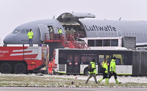 Equipe médica em aeronave da Força Aérea alemã em Memmingen, na Alemanha (Foto: REUTERS/Lukas Barth) Equipe médica em aeronave da Força Aérea alemã em Memmingen, na Alemanha