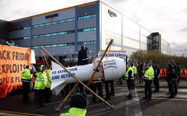 Protesto do grupo Extinction Rebellion perto de centro da Amazon, em Tilbury, Essex, Grã-Bretanha (Foto: REUTERS/Henry Nicholls) Protesto do grupo Extinction Rebellion perto de centro da Amazon, em Tilbury, Essex, Grã-Bretanha