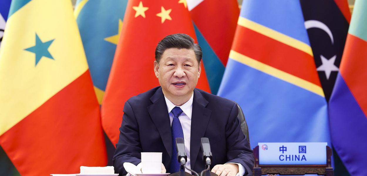 (211129) -- BEIJING, Nov. 29, 2021 (Xinhua) -- Chinese President Xi Jinping delivers a keynote speech at the opening ceremony of the Eighth Ministerial Conference of the Forum on China-Africa Cooperation (FOCAC) via video link in Beijing, capital of China, Nov. 29, 2021. (Xinhua/Huang Jingwen) (Foto: Huang Jingwen) www.brasil247.com - (211129) -- BEIJING, Nov. 29, 2021 (Xinhua) -- Chinese President Xi Jinping delivers a keynote speech at the opening ceremony of the Eighth Ministerial Conference of the Forum on China-Africa Cooperation (FOCAC) via video link in Beijing, capital of China, Nov. 29, 2021. (Xinhua/Huang Jingwen)