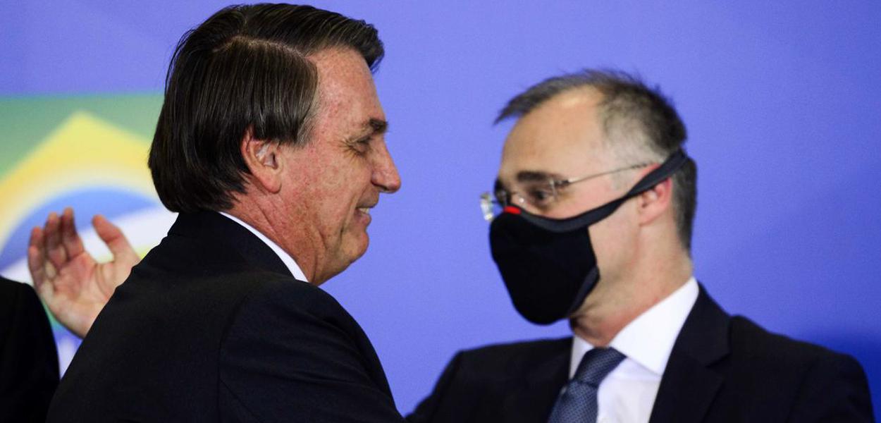 Jair Bolsonaro e André Mendonça (Foto: Marcelo Camargo/Agꮣia Brasil) www.brasil247.com - Jair Bolsonaro e André Mendonça