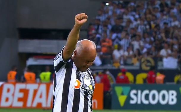Reinaldo, ídolo do Atlético-MG, comemora título no Mineirão (Foto: Reprodução) Reinaldo, ídolo do Atlético-MG, comemora título no Mineirão