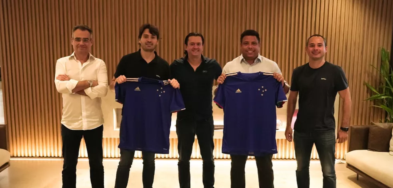 www.brasil247.com - Ronaldo com a camisa do Cruzeiro após acordo