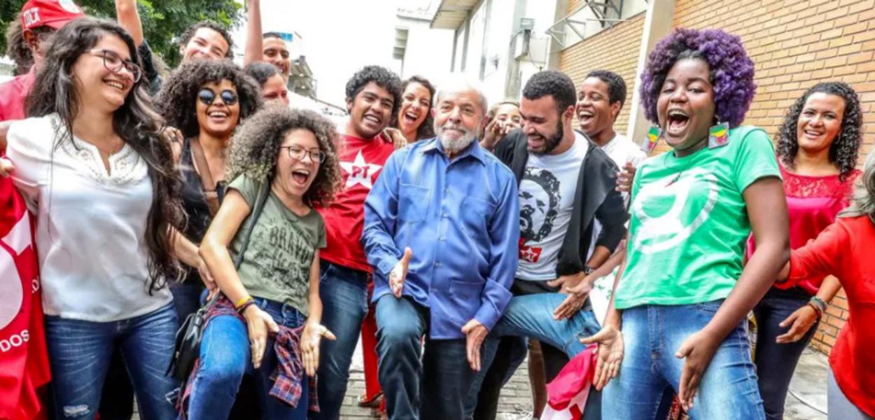 Lula na Bahia com jovens (Foto: Ricardo Stuckert) www.brasil247.com - Lula na Bahia com jovens