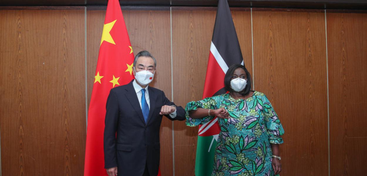 (220106) -- MOMBASA (KENYA), Jan. 6, 2022 (Xinhua) -- Chinese State Councilor and Foreign Minister Wang Yi (L) meets with Kenya's Cabinet Secretary for Foreign Affairs Raychelle Omamo in Mombasa, Kenya, on Jan. 6, 2022. (Xinhua/Long Lei) (Foto: Long Lei) www.brasil247.com - (220106) -- MOMBASA (KENYA), Jan. 6, 2022 (Xinhua) -- Chinese State Councilor and Foreign Minister Wang Yi (L) meets with Kenya's Cabinet Secretary for Foreign Affairs Raychelle Omamo in Mombasa, Kenya, on Jan. 6, 2022. (Xinhua/Long Lei)