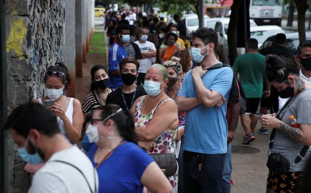 Fila de pessoas para fazer teste de Covid-19 no Rio de Janeiro (Foto: REUTERS/Ricardo Moraes) Fila de pessoas para fazer teste de Covid-19 no Rio de Janeiro