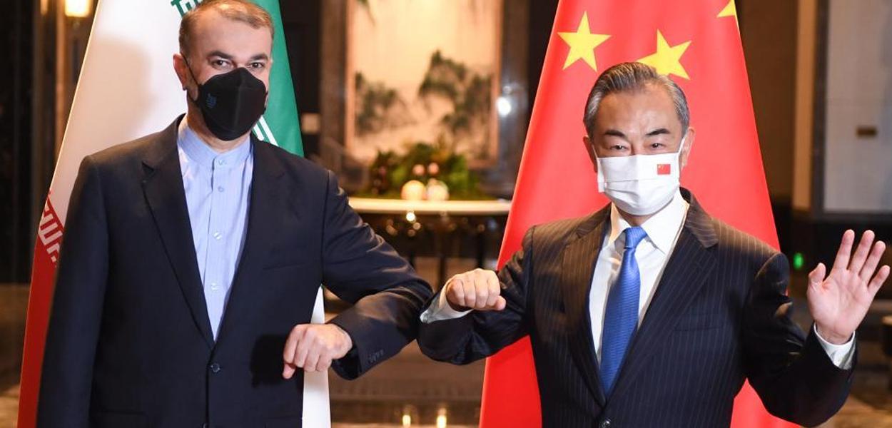 Hossein Amir Abdollahian, Wang Yi (Foto: Xinhua/Ji Chunpeng) www.brasil247.com - Hossein Amir Abdollahian, Wang Yi