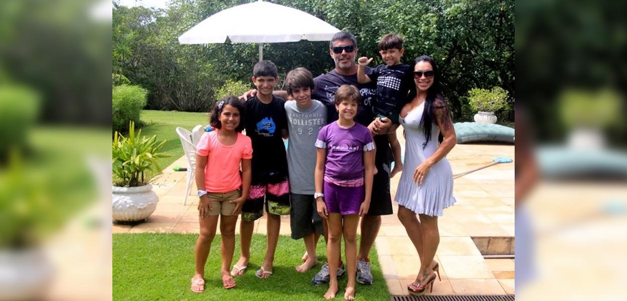 Alexandre Frota com Mayã (de cinza), Enzo (no colo), a mulher Fabiana e os amiguinhos dos filhos (Foto: Divulgação) www.brasil247.com - Alexandre Frota com Mayã (de cinza), Enzo (no colo), a mulher Fabiana e os amiguinhos dos filhos