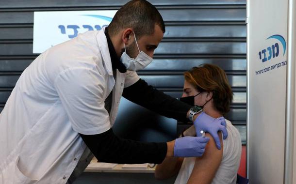 Jovem recebe vacina contra a Covid-19 em Israel (Foto: Ronen Zvulun / REUTERS) Jovem recebe vacina contra a Covid-19 em Israel