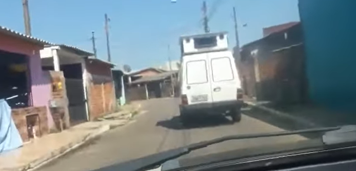 Carro de som toca mensagem antivacina em Novo Hamburgo (Foto: Reprodução/YouTube) www.brasil247.com - Carro de som toca mensagem antivacina em Novo Hamburgo
