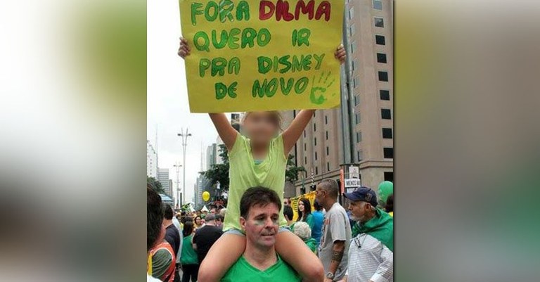 Ao apoiar golpe, classe média deu tiro no pé (Foto: Reprodução do Twitter) www.brasil247.com - Ao apoiar golpe, classe média deu tiro no pé