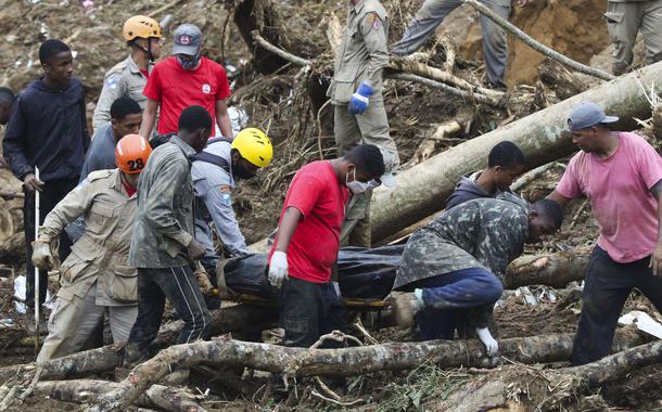 Devastada pelas chuvas, Petrópolis recebe doações. Saiba como ajudar