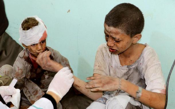 Médico trata crianças feridas depois de bombardeio saudita à cidade iemenita de Sa'ada (Foto: Reuters) Médico trata crianças feridas depois de bombardeio saudita à cidade iemenita de Sa'ada
