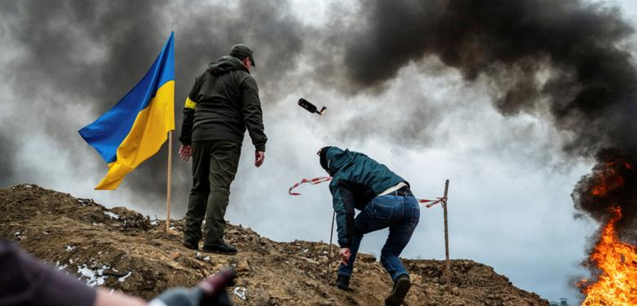 Um civil treina para jogar coquetéis molotov para defender a cidade, em Zhytomyr, em 1º de março (Foto: REUTERS/Viacheslav Ratynskyi) www.brasil247.com - Um civil treina para jogar coquetéis molotov para defender a cidade, em Zhytomyr, em 1º de março