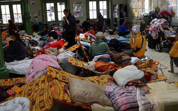 Refugiados na cidade polonesa de Przemysl, na fronteira com a Ucrânia (Foto: REUTERS/Kai Pfaffenbach) Refugiados na cidade polonesa de Przemysl, na fronteira com a Ucrânia