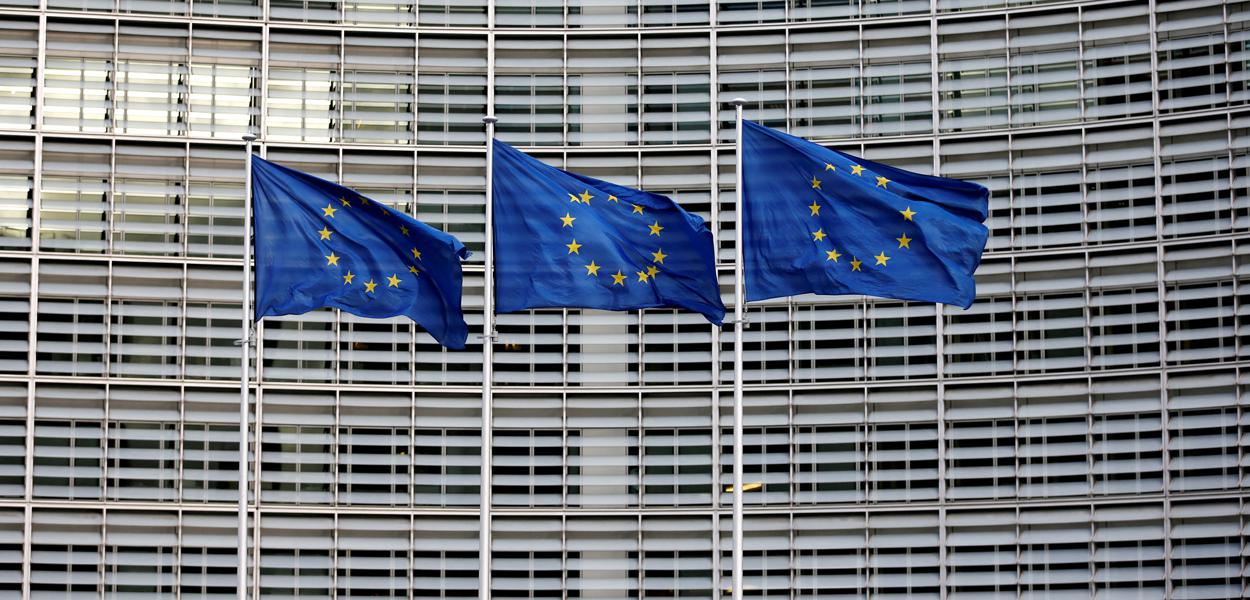Bandeiras da UE do lado de fora do prédio da Comissão Europeia em Bruxelas (Foto: REUTERS/Francois Lenoir) www.brasil247.com - Bandeiras da UE do lado de fora do prédio da Comissão Europeia em Bruxelas