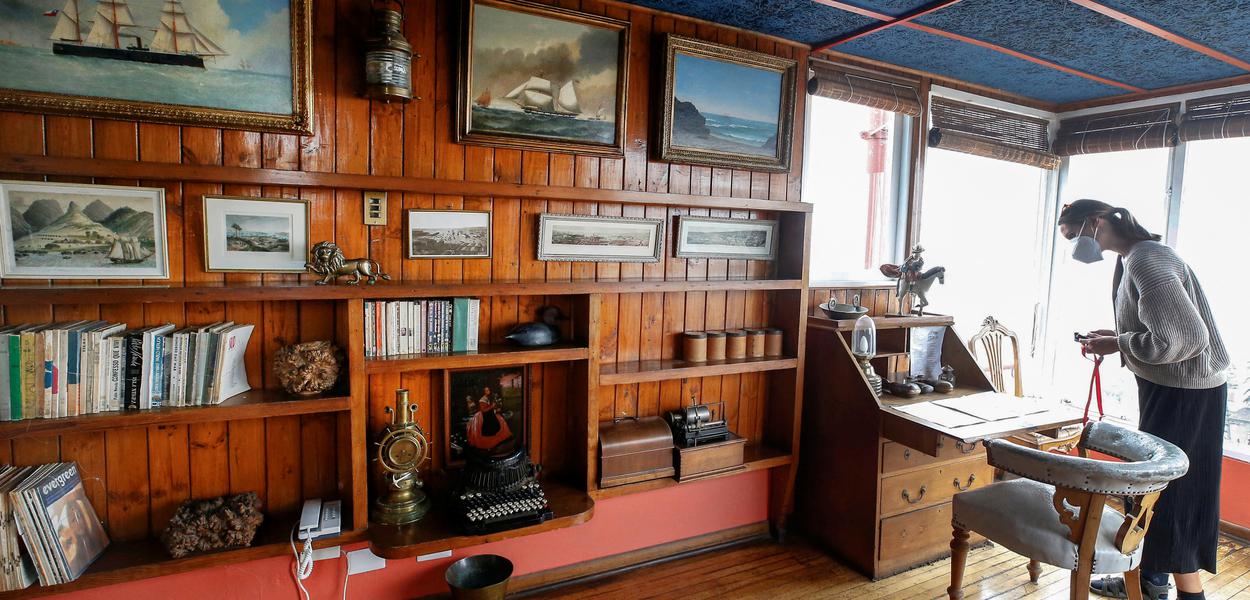 Mulher visita casa museu de Pablo Neruda em Valparaiso, no Chile (Foto: REUTERS/Rodrigo Garrido) www.brasil247.com - Mulher visita casa museu de Pablo Neruda em Valparaiso, no Chile