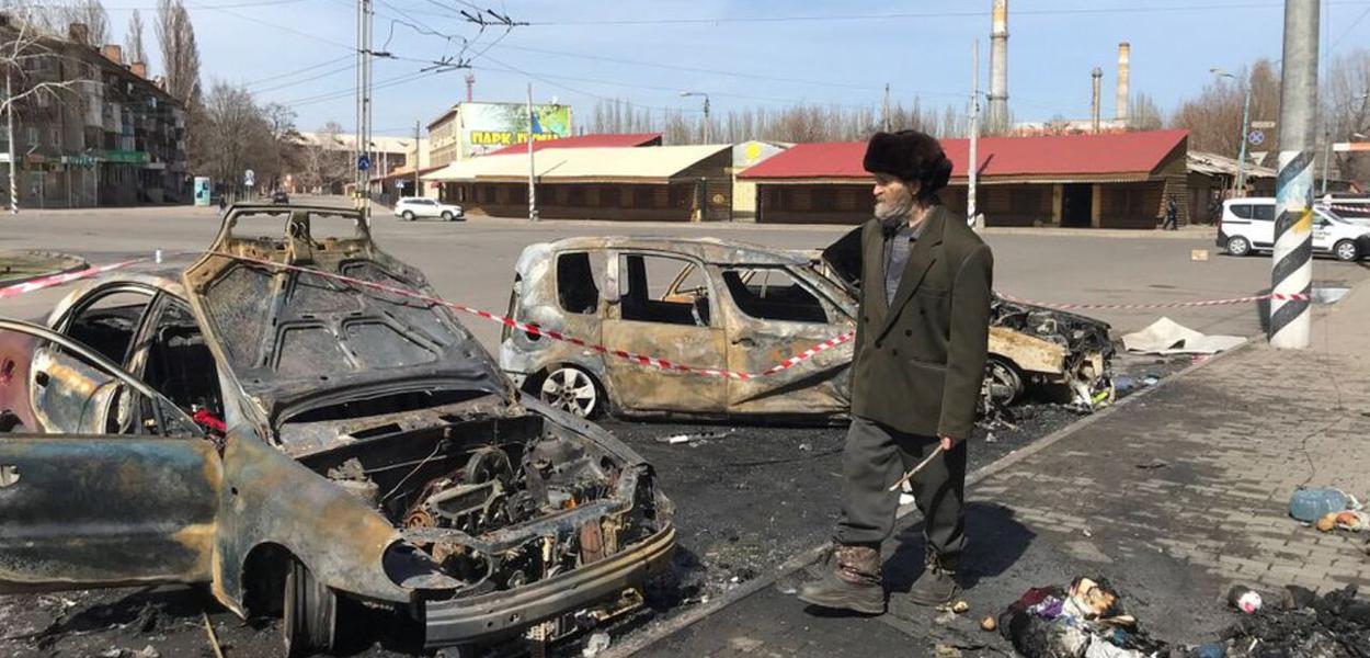 Um homem passa por carros queimados no local de um ataque com mísseis, em uma estação ferroviária, em meio à invasão russa da Ucrânia, em Kramatorsk, Ucrânia, em 8 de abril de 2022 (Foto: REUTERS/Stringer) www.brasil247.com - Um homem passa por carros queimados no local de um ataque com mísseis, em uma estação ferroviária, em meio à invasão russa da Ucrânia, em Kramatorsk, Ucrânia, em 8 de abril de 2022