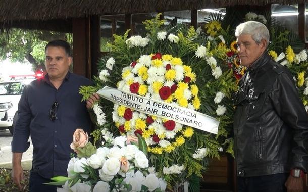Bolsonaro manda coroa de flores com frase “tributo à democracia” ao velório de Newton Cruz, acusado de tortura na ditadura