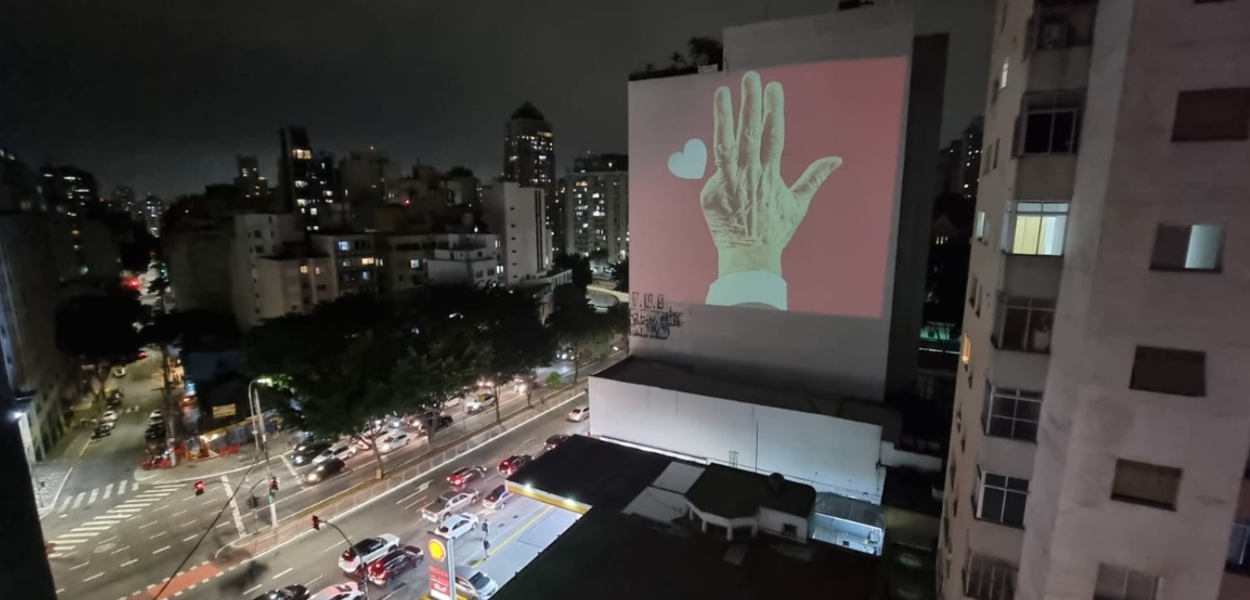 Projeção em prédio marca lançamento da pré-candidatura de Lula (Foto: @Projetemos) www.brasil247.com - Projeção em prédio marca lançamento da pré-candidatura de Lula