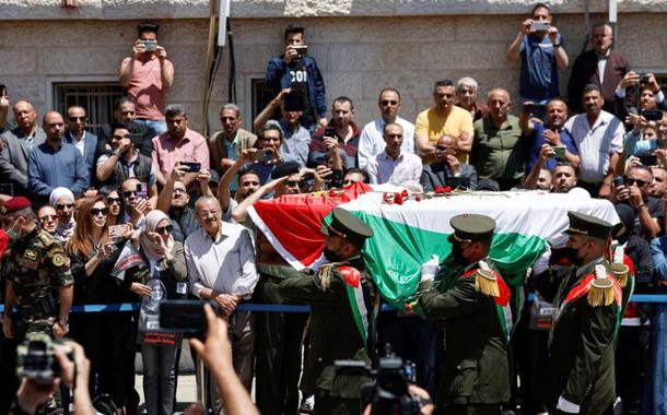Palestinos se despedem do jornalista da Al Jazeera Shireen Abu Akleh, morto durante um ataque israelense, em Ramallah, na Cisjordânia, ocupada por Israel (Foto: REUTERS/Mohamad Torokman) Palestinos se despedem do jornalista da Al Jazeera Shireen Abu Akleh, morto durante um ataque israelense, em Ramallah, na Cisjordânia, ocupada por Israel