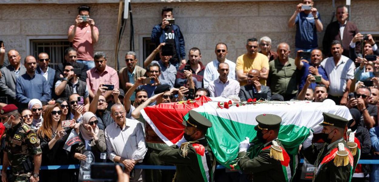 Palestinos se despedem do jornalista da Al Jazeera Shireen Abu Akleh, morto durante um ataque israelense, em Ramallah, na Cisjordânia, ocupada por Israel (Foto: REUTERS/Mohamad Torokman) www.brasil247.com - Palestinos se despedem do jornalista da Al Jazeera Shireen Abu Akleh, morto durante um ataque israelense, em Ramallah, na Cisjordânia, ocupada por Israel