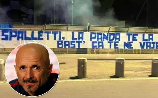 Luciano Spalletti e a faixa de protesto feito por torcedores do Napoli (Foto: Reprodução | Reuters) Luciano Spalletti e a faixa de protesto feito por torcedores do Napoli