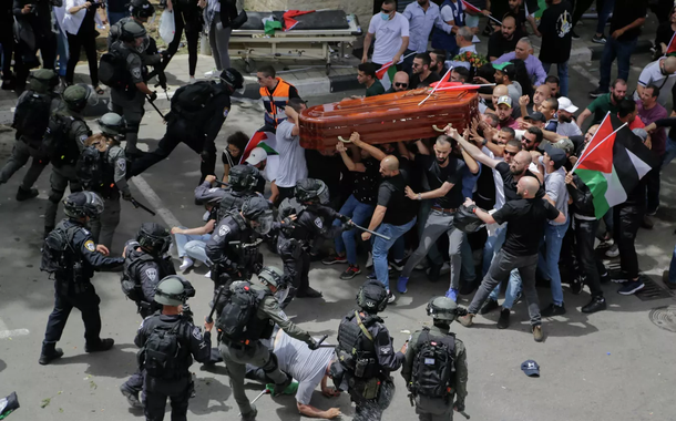 Policiais de Israel usam cassetetes contra os presentes no funeral da jornalista Abu Akleh (Foto: Reprodução/Twitter) Policiais de Israel usam cassetetes contra os presentes no funeral da jornalista Abu Akleh