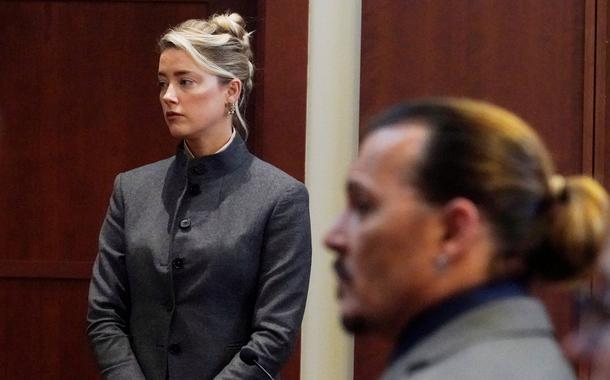 Amber Heard e Johnny Depp em tribunal da Virgínia, EUA (Foto: Steve Helber/Pool via REUTERS) Amber Heard e Johnny Depp em tribunal da Virgínia, EUA