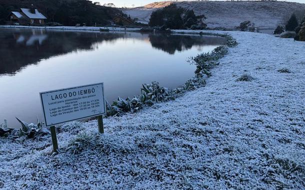 (Foto: Reprodução / https://www.scportais.com.br/2020/08/21/neve-em-santa-catarina-bom-jardim-da-serra-bate-recorde-de-temperatura-negativa/)