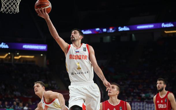 Aleksei Shved, da Rússia, durante partida contra a Sérvia no Campeonato Europeu de Basquete (Foto: EUTERS/Osman Orsal) Aleksei Shved, da Rússia, durante partida contra a Sérvia no Campeonato Europeu de Basquete