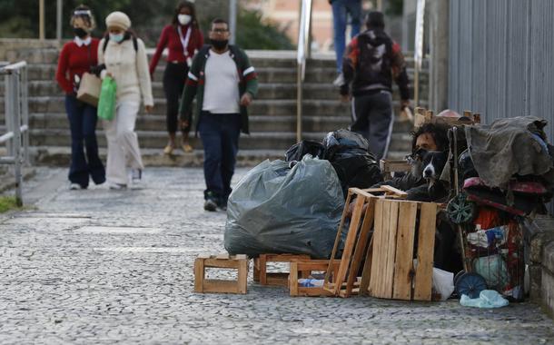Moradores de rua expostos ao frio (Foto: Fernando Frazão / Agência Brasil) Moradores de rua expostos ao frio