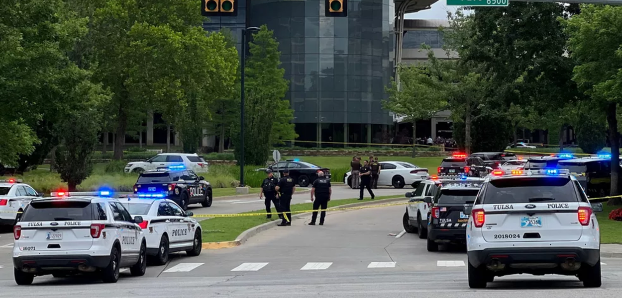 Carros de polícia perto do local onde houve um tiroteio na cidade de Tulsa, nos EUA, em 1º de junho de 2022 (Foto: Michael Noble Jr./Reuters) www.brasil247.com - Carros de polícia perto do local onde houve um tiroteio na cidade de Tulsa, nos EUA, em 1º de junho de 2022