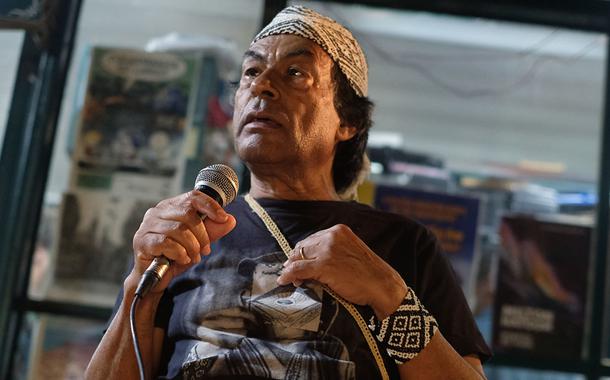 Ailton Krenak: ataque às terras indígenas é capitalismo voraz comendo o mundo