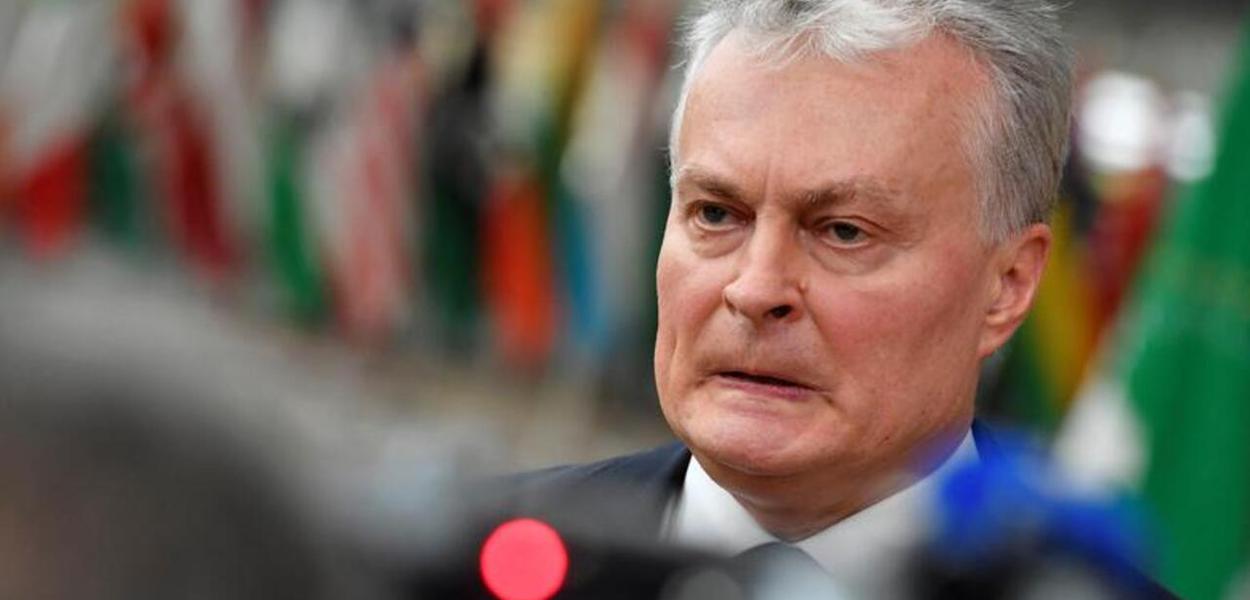 O presidente da Lituânia, Gitanas Nauseda, fala com a mídia ao chegar para a cúpula UE-África no prédio do Conselho Europeu em Bruxelas, Bélgica, em 17 de fevereiro de 2022 (Foto: Geert Vanden Wijngaert/Pool via REUTERS) www.brasil247.com - O presidente da Lituânia, Gitanas Nauseda, fala com a mídia ao chegar para a cúpula UE-África no prédio do Conselho Europeu em Bruxelas, Bélgica, em 17 de fevereiro de 2022