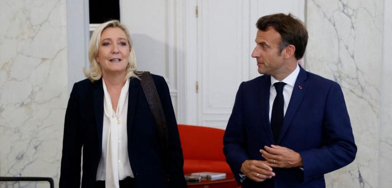 Presidente francês, Emmanuel Macron, e líder de extrema-direita Marine Le Pen no Palácio do Eliseu 21/06/2022 (Foto: Ludovic Marin/Pool via REUTERS) www.brasil247.com - Presidente francês, Emmanuel Macron, e líder de extrema-direita Marine Le Pen no Palácio do Eliseu 21/06/2022