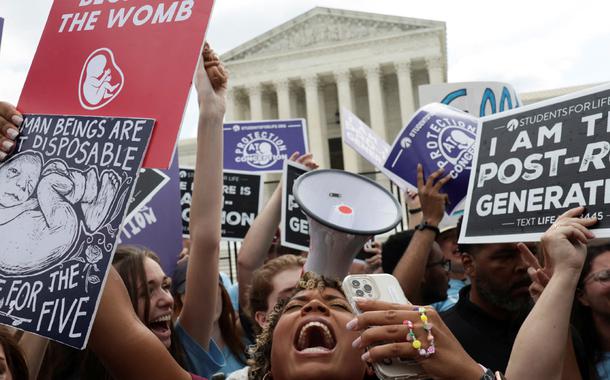 Manifestantes contrárias ao aborto comemoram do lado de fora do prédio da Suprema Corte dos Estados Unidos em Washington
24/06/2022 (Foto: REUTERS/Evelyn Hockstein) Manifestantes contrárias ao aborto comemoram do lado de fora do prédio da Suprema Corte dos Estados Unidos em Washington
24/06/2022