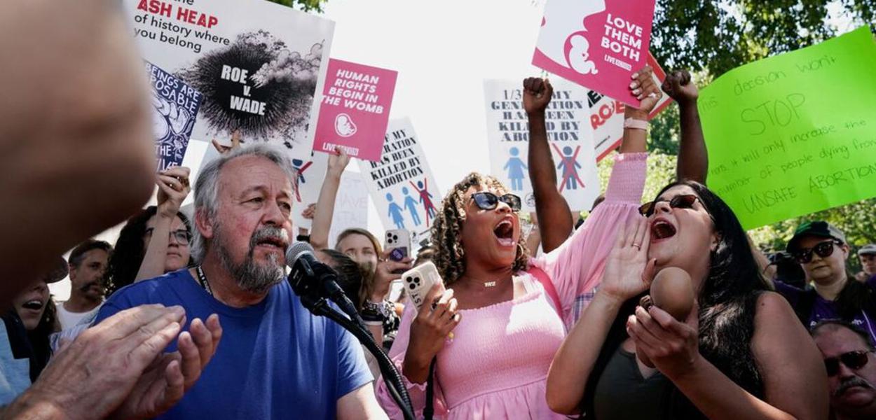 Manifestantes antiaborto comemoram do lado de fora da Suprema Corte dos EUA. 25 de junho de 2022 (Foto: REUTERS/ Elizabeth Frantz) www.brasil247.com - Manifestantes antiaborto comemoram do lado de fora da Suprema Corte dos EUA. 25 de junho de 2022
