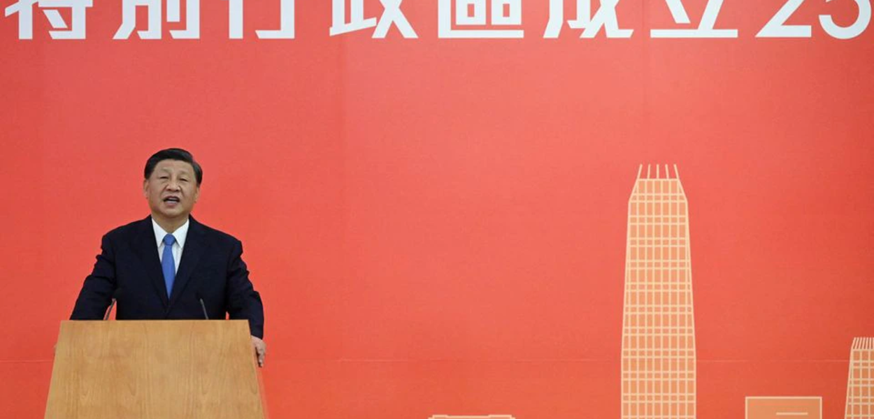 O presidente da China, Xi Jinping, fala no 25º aniversário da entrega da ex-colônia britânica ao domínio chinês, em Hong Kong (Foto: Selim Chtayti/Pool via REUTERS) www.brasil247.com - O presidente da China, Xi Jinping, fala no 25º aniversário da entrega da ex-colônia britânica ao domínio chinês, em Hong Kong