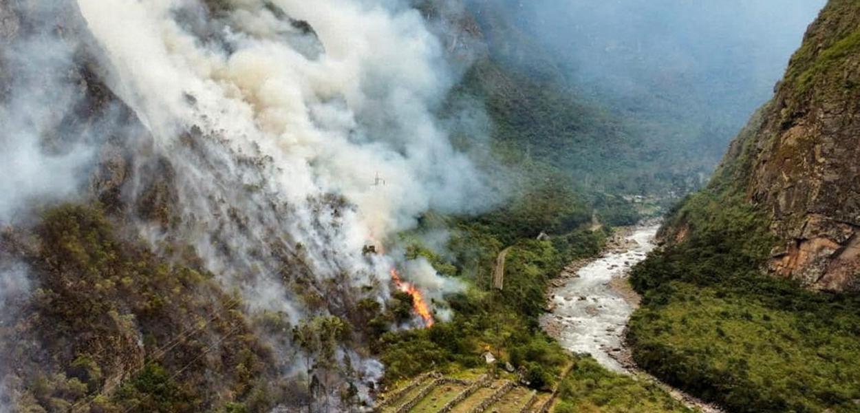 Incêndio florestal perto de Machu Picchu, no Peru (Foto: Ministério da Cultura do Peru/Divulgação via REUTERS) www.brasil247.com - Incêndio florestal perto de Machu Picchu, no Peru