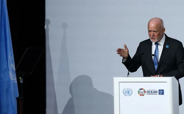 Peter Thomson, Enviado Especial do Secretário-Geral das Nações Unidas para o Oceano, fala durante o encerramento da Conferência do Oceano da ONU 2022 em Lisboa, Portugal, 1 de julho de 2022 (Foto: REUTERS/Rodrigo Antunes) Peter Thomson, Enviado Especial do Secretário-Geral das Nações Unidas para o Oceano, fala durante o encerramento da Conferência do Oceano da ONU 2022 em Lisboa, Portugal, 1 de julho de 2022