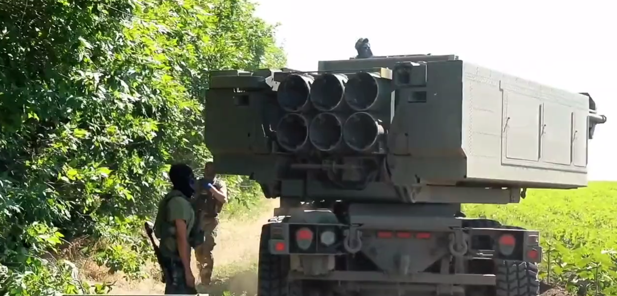 Lançadores de foguetes múltiplos Himars (Foto: Reprodução/Vídeo/Twitter) www.brasil247.com - Lançadores de foguetes múltiplos Himars