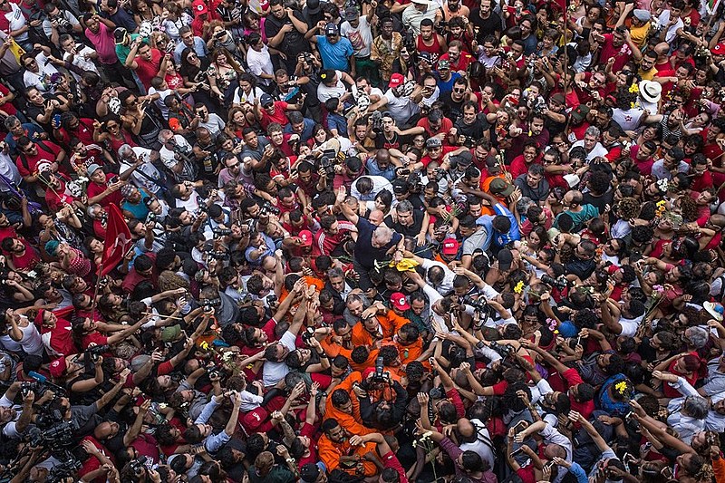 Cercado por uma multidão, Lula deixou a prisão em 8 de novembro de 2019 (Foto: Francisco Proner Ramos/Farpa Coletivo) www.brasil247.com - Cercado por uma multidão, Lula deixou a prisão em 8 de novembro de 2019