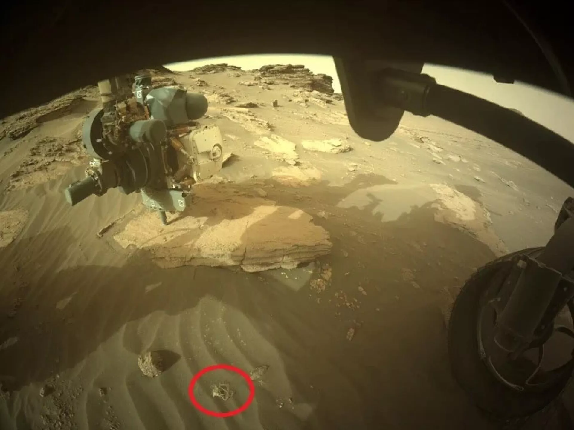 Imagem do rover Perseverance da NASA registra estranho objeto emaranhado, 12 de julho de 2022