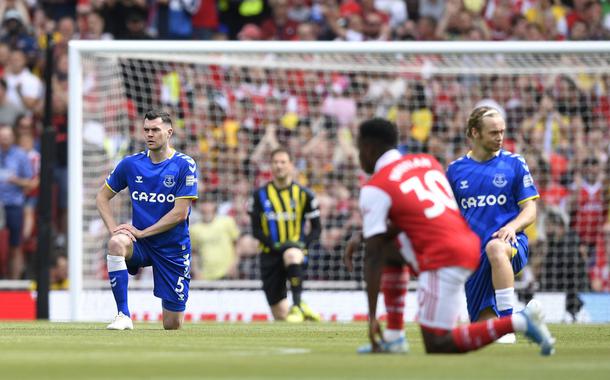 Jogadores de Arsenal e Everton fazem gesto contra o racismo antes de partida da Premier League (Foto: REUTERS/Toby Melville) Jogadores de Arsenal e Everton fazem gesto contra o racismo antes de partida da Premier League