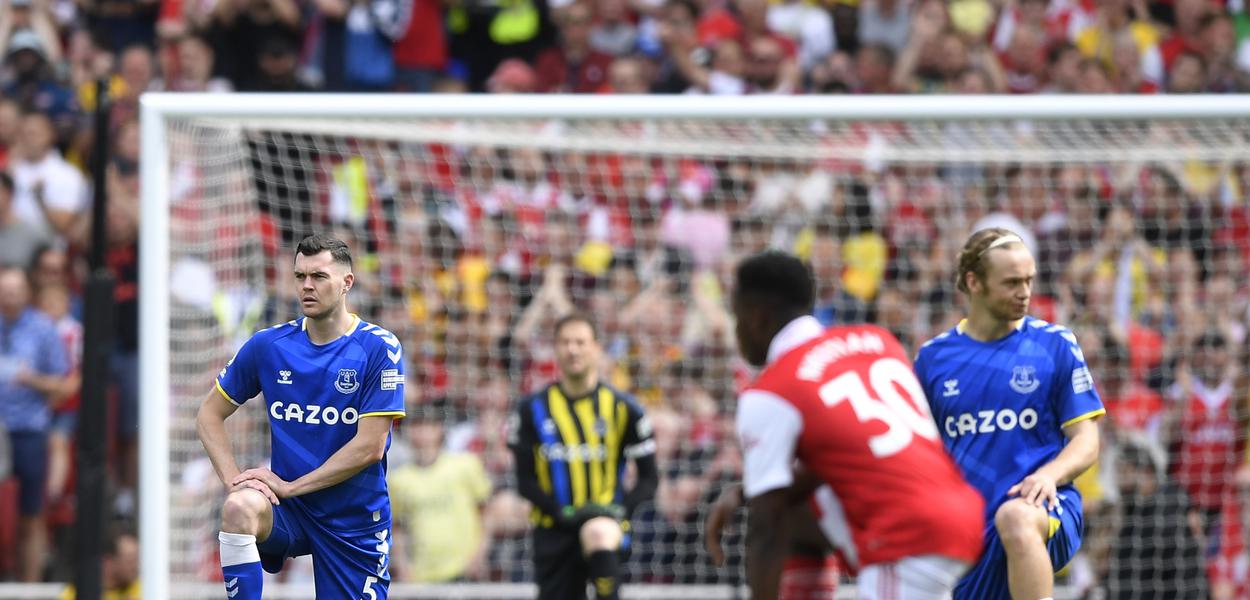 Jogadores de Arsenal e Everton fazem gesto contra o racismo antes de partida da Premier League (Foto: REUTERS/Toby Melville) www.brasil247.com - Jogadores de Arsenal e Everton fazem gesto contra o racismo antes de partida da Premier League