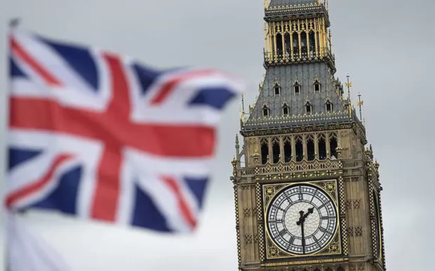 Bandeira do Reino Unido é vista à frente do Parlamento Britânico (Foto: Hannah McKay/Reuters) Bandeira do Reino Unido é vista à frente do Parlamento Britânico