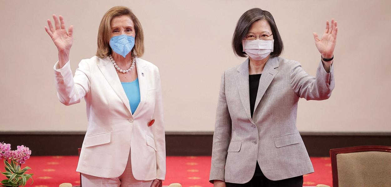 A presidente da Câmara dos EUA, Nancy Pelosi (à esq.), e a presidente de Taiwan, Tsai Ing-Wen (Foto: REUTERS) www.brasil247.com - A presidente da Câmara dos EUA, Nancy Pelosi (à esq.), e a presidente de Taiwan, Tsai Ing-Wen