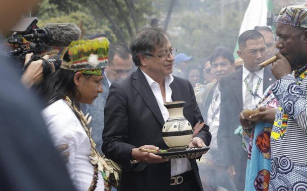 Gustavo Petro é simbolicamente epossado por minorias étnicas (Foto: Twitter Glória Flores) Gustavo Petro é simbolicamente epossado por minorias étnicas
