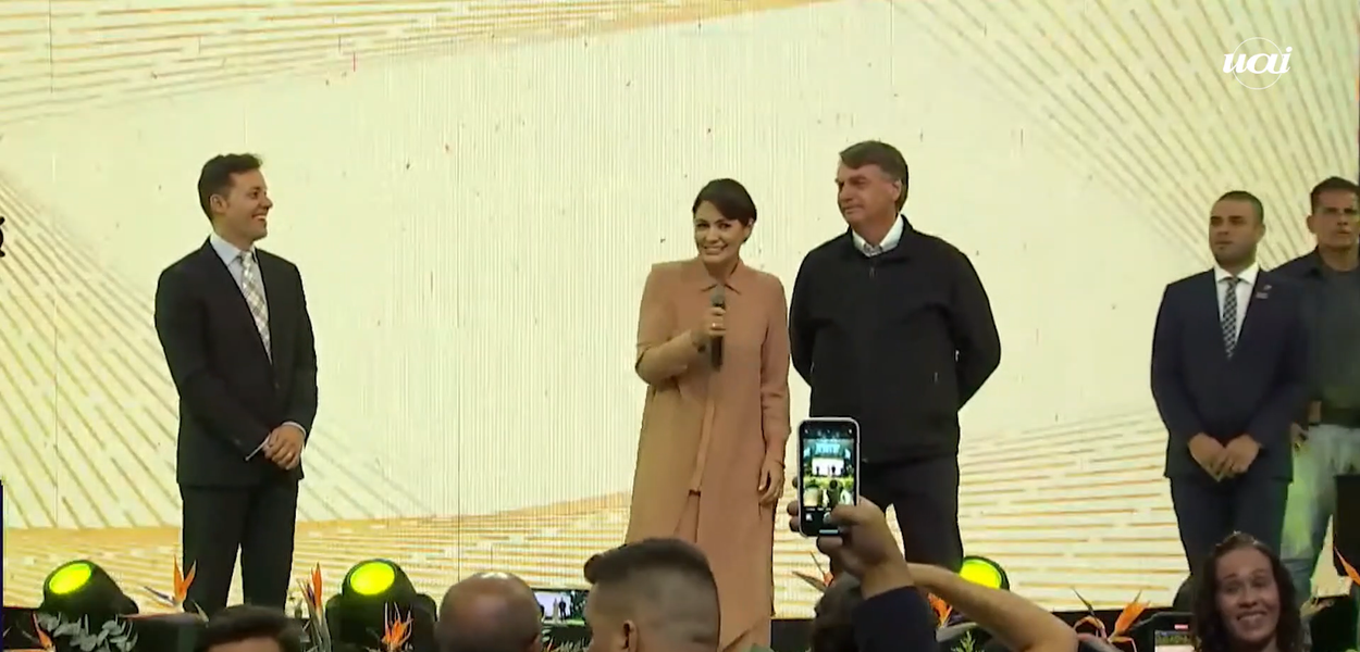 Michelle e Jair Bolsonaro durante culto evangélico em BH (Foto: Reprodução / Portal Uai) www.brasil247.com - Michelle e Jair Bolsonaro durante culto evangélico em BH